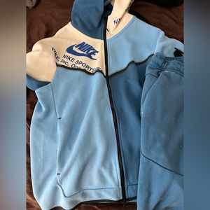 Barely worn Nike Tech Size adult small